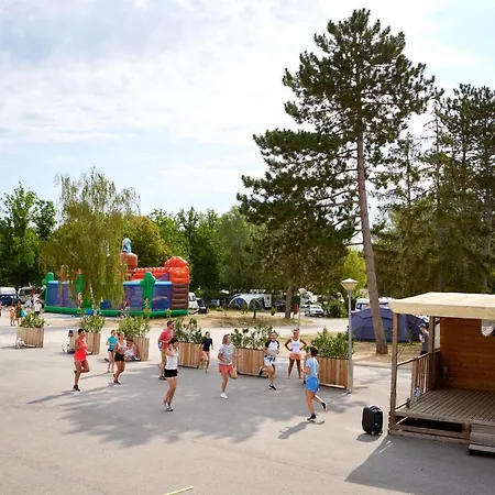 Οργανωμένο κάμπινγκ Glamping Lac D'orient *